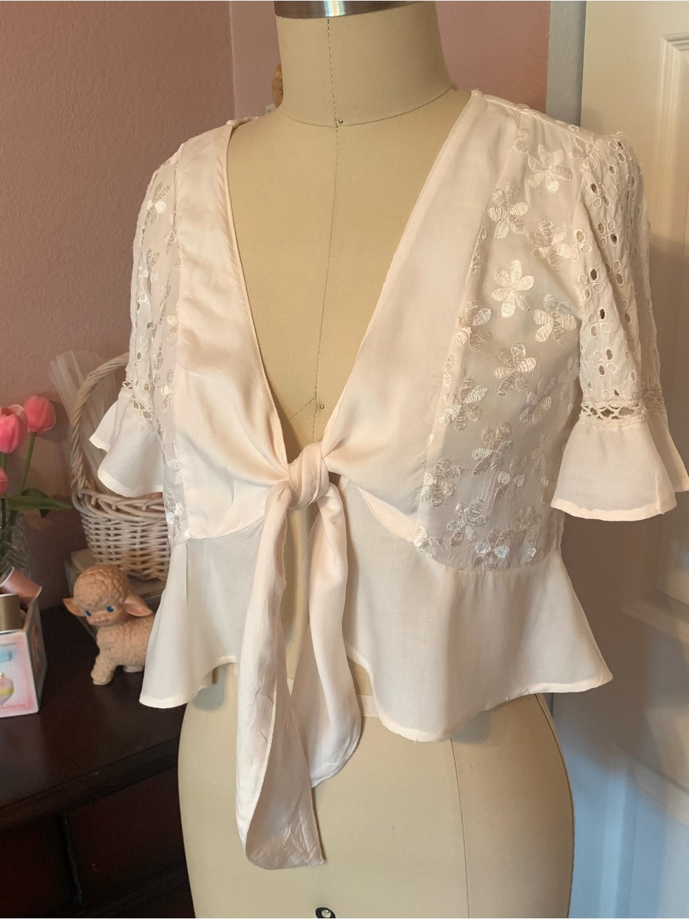 AMERICAN EAGLE Tie-Front Embroidered Cream Eyelet Short Sleeve Top
